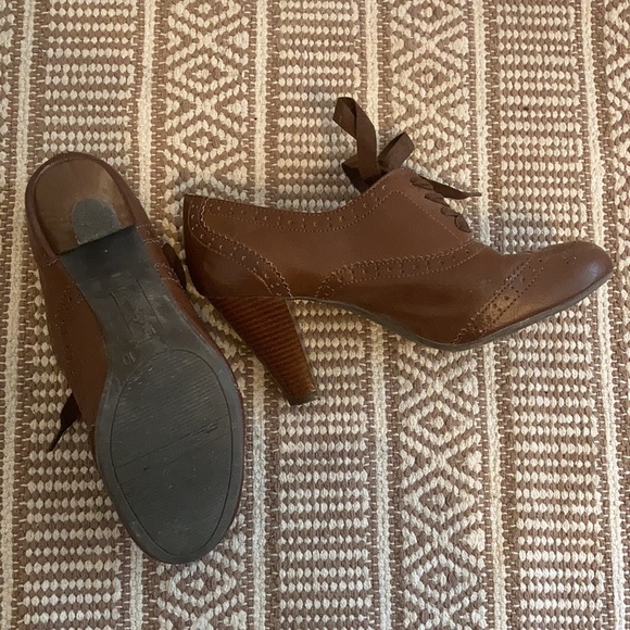 Oxford Style Heels - Picture 2 of 6